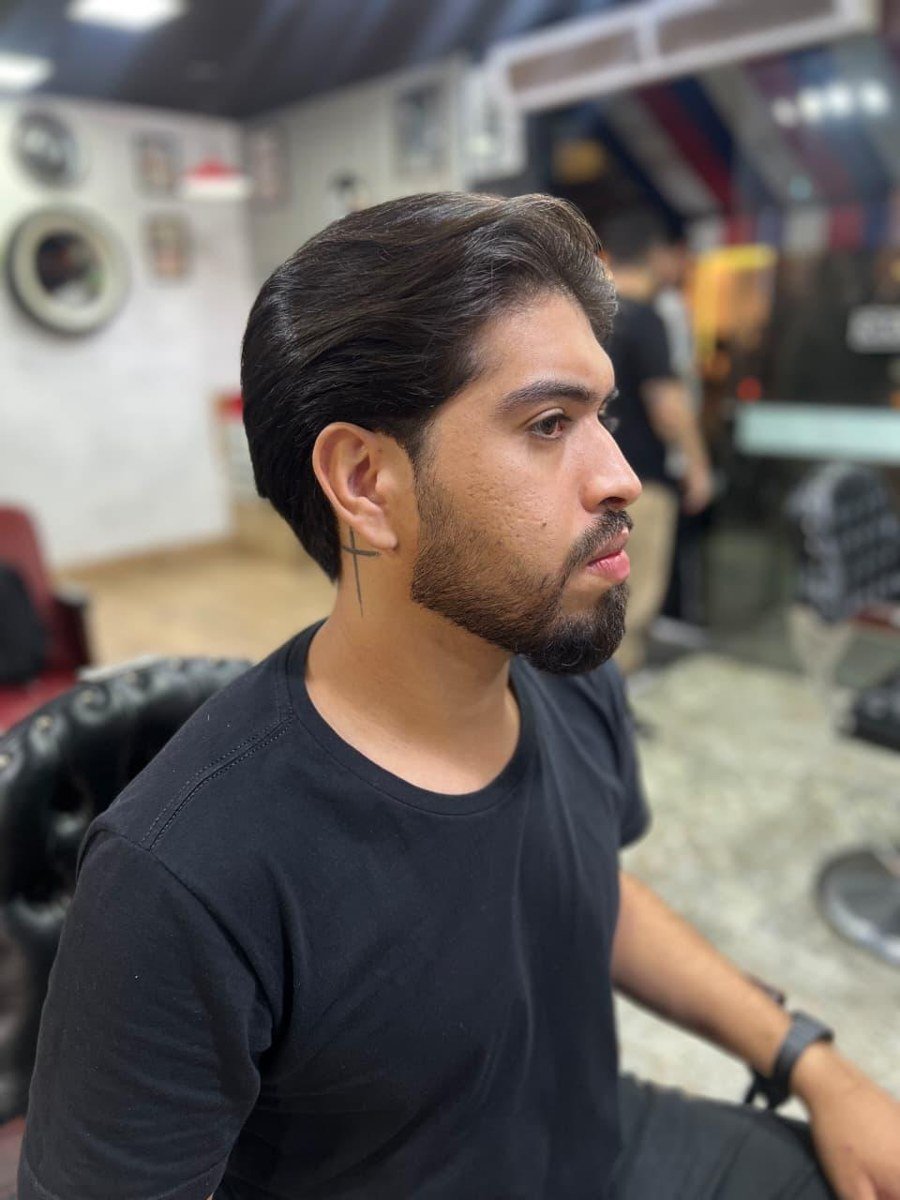 Cliente com corte finalizado na Old Classic Barbearia