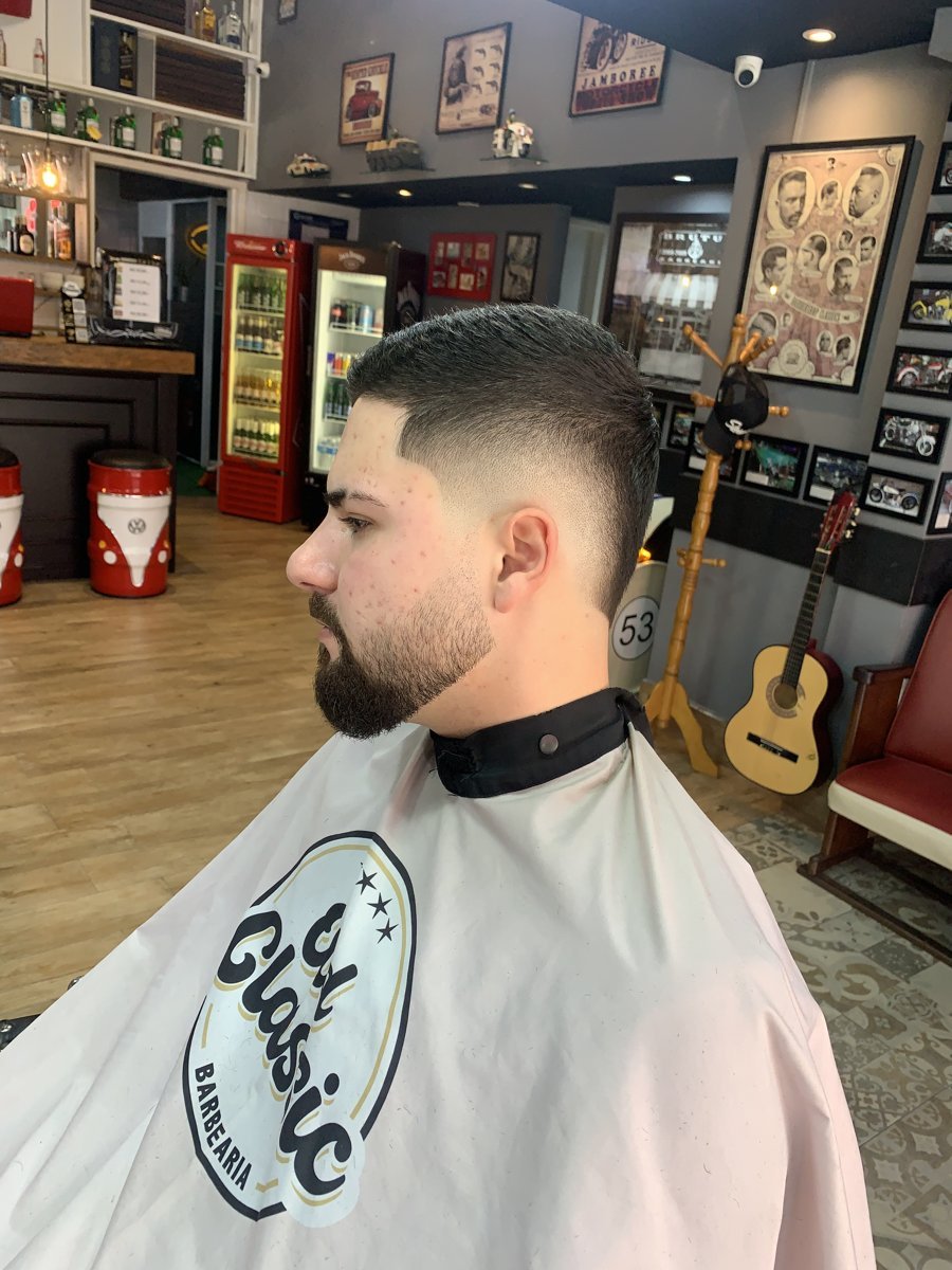 Corte clássico com barba na Old Classic Barbearia